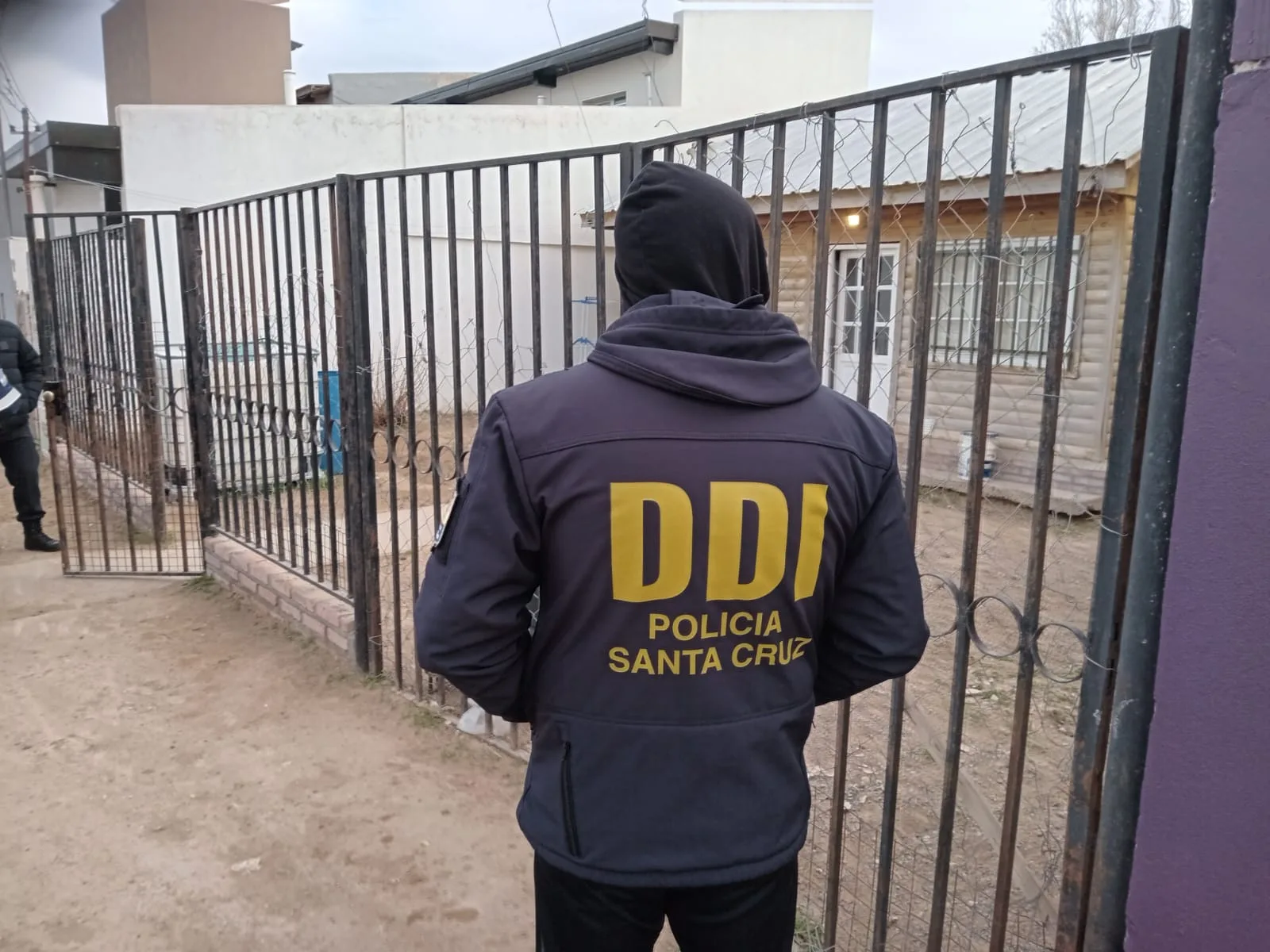 Allanaron dos domicilios en operativo simultáneo en Pico Truncado y Caleta Olivia