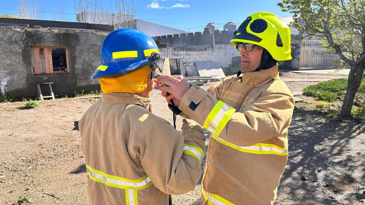 Bomberos de Caleta Olivia capacitan a empleados municipales en uso de extintores