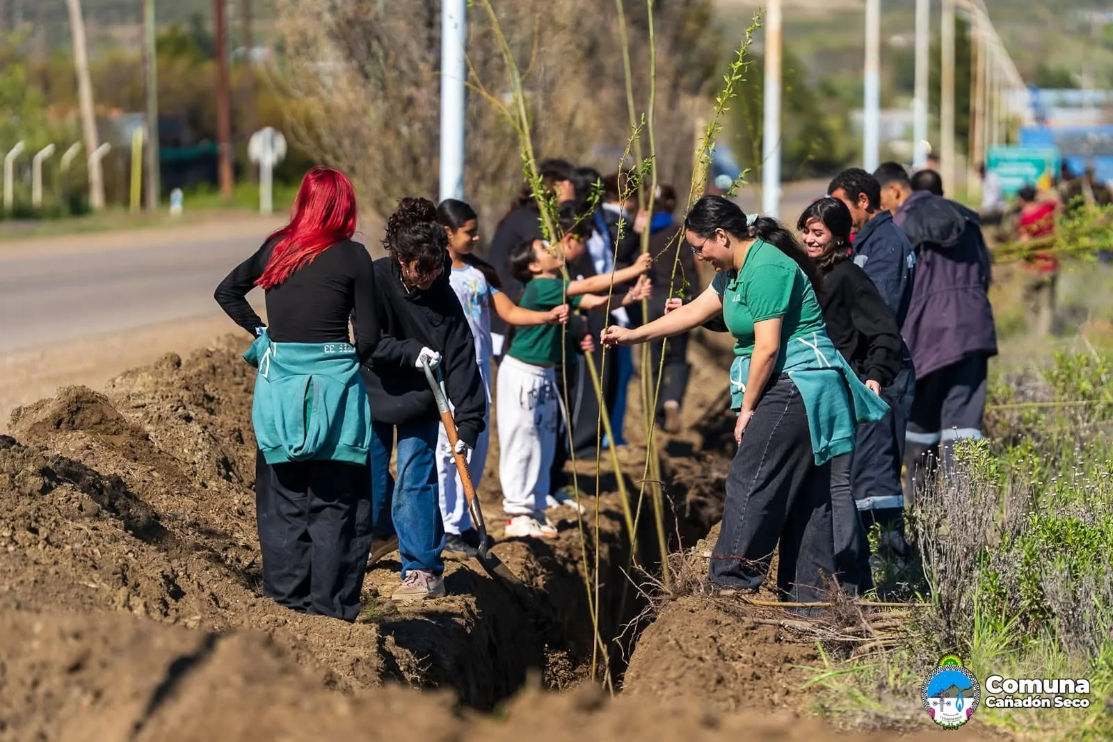 Cañadón Seco plantó 300 árboles en la primera etapa de su plan de forestación