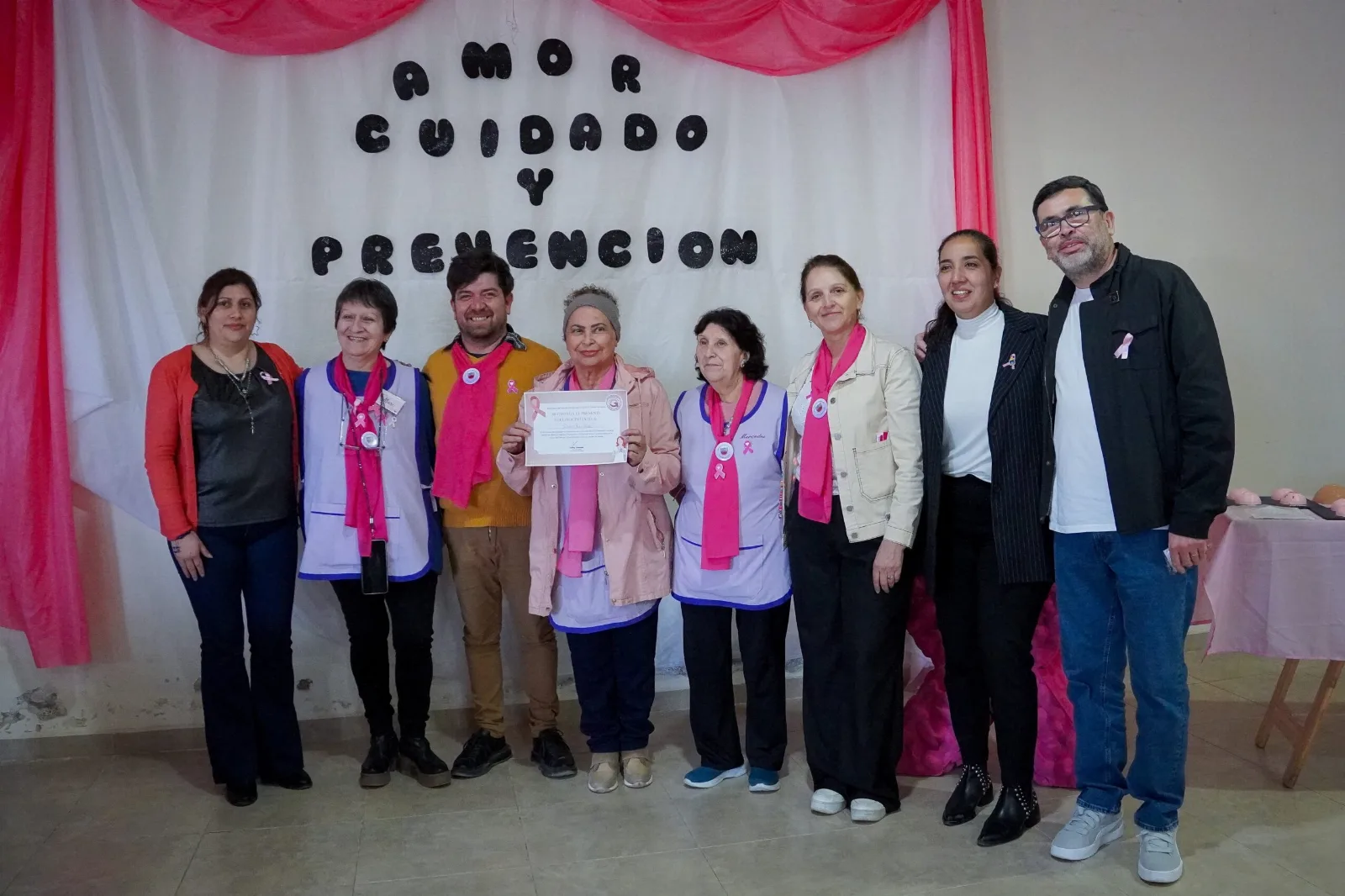 Charla sobre prevención del cáncer de mama en el barrio Bicentenario