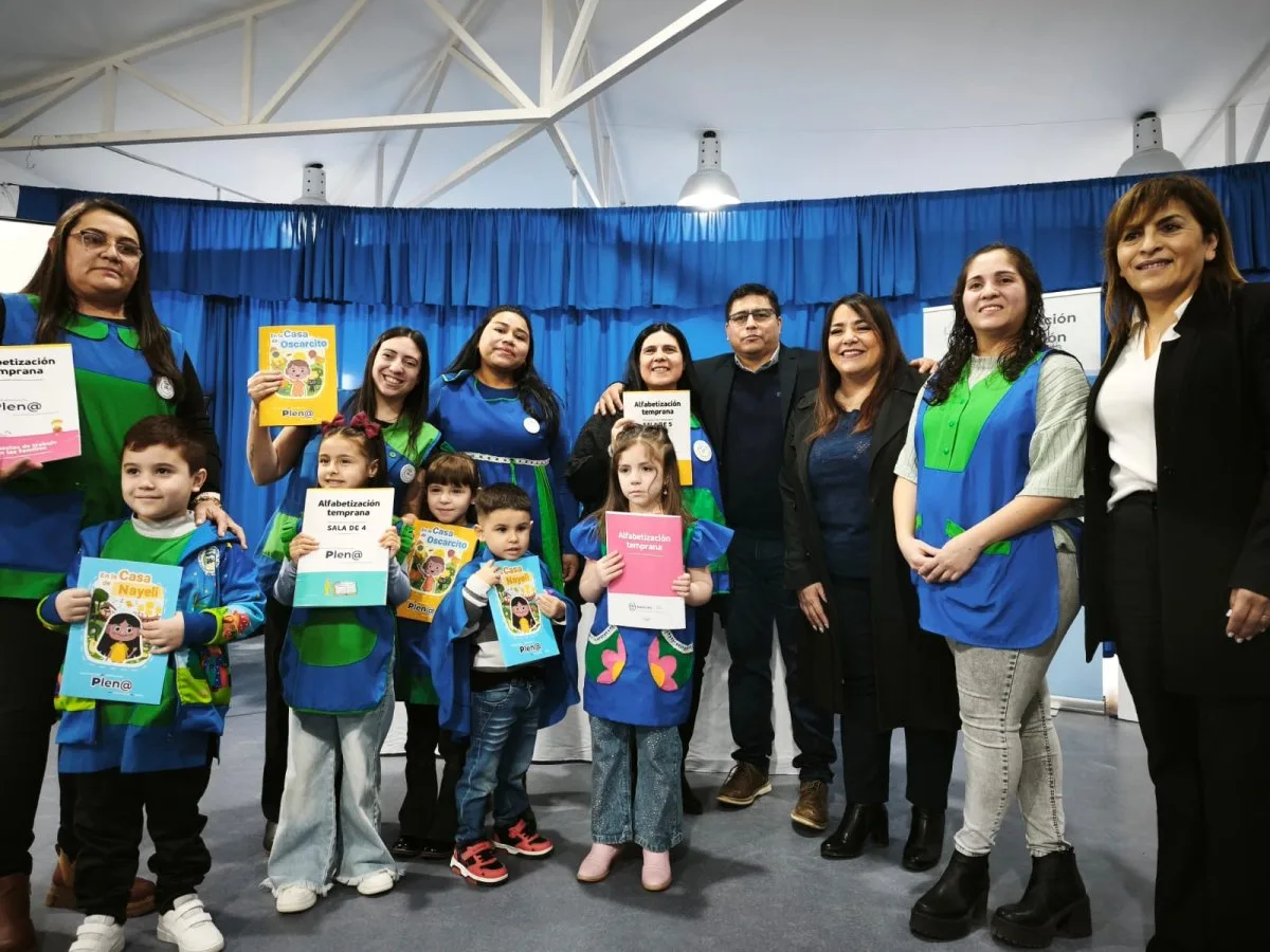 Claudio Vidal entregó libros del Plan Plen@ y 12 computadoras en la Escuela Industrial de Piedra Buena