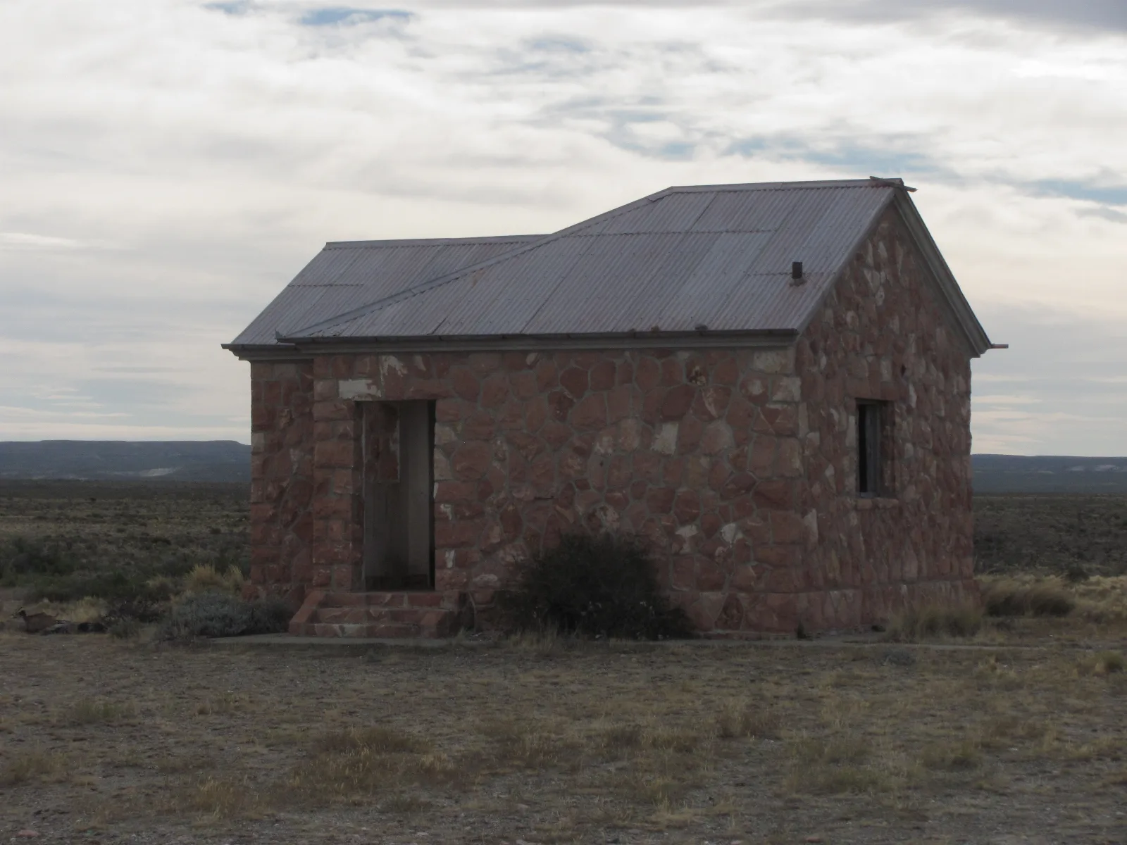 Casa de piedra ubicada en el pueblo abandonado de Mazaredo (provincia de Santa Cruz)