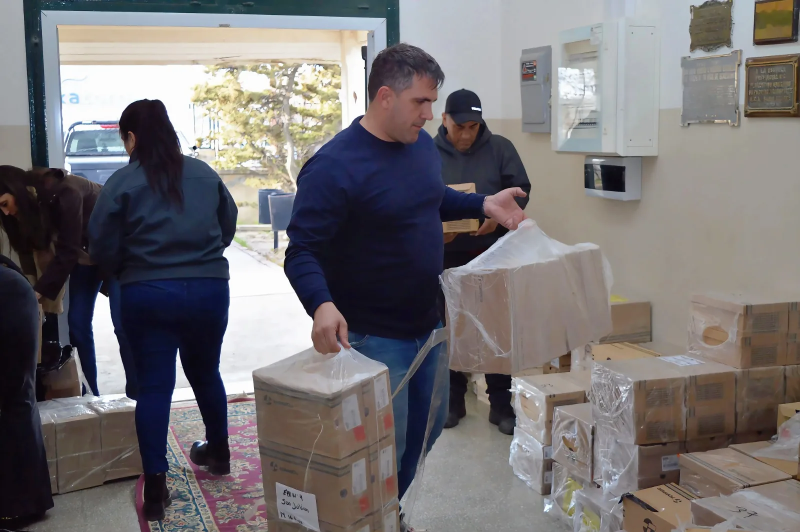 Entregan insumos deportivos a escuelas de San Julián