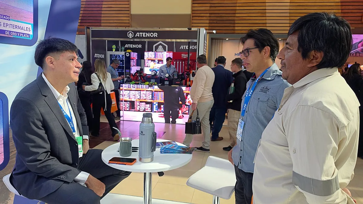 Cientos de visitantes recorren el stand de FOMICRUZ en la feria Argentina Mining Norte 2026