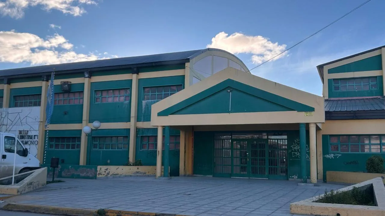 La Municipalidad llevó talleres de juventudes y derechos al EICO N°1 de Caleta Olivia