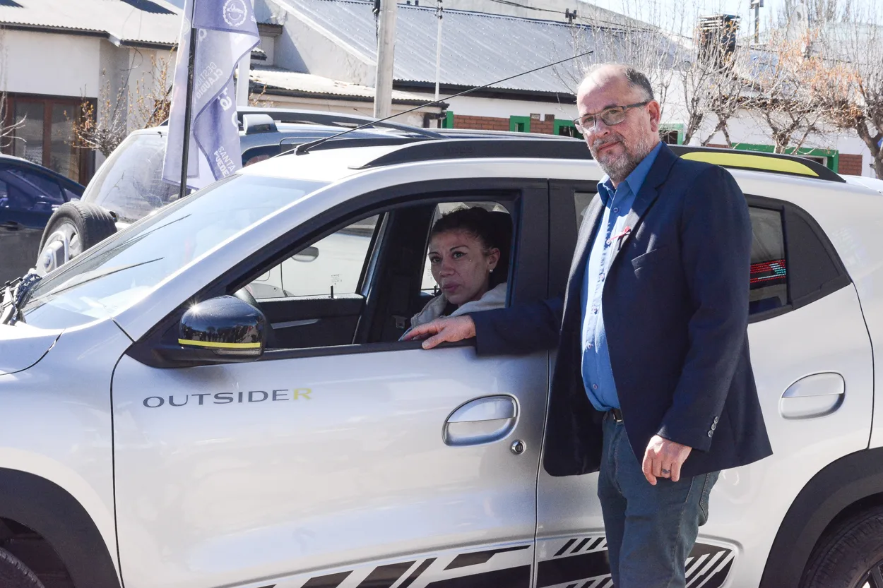Melisa Domínguez recibió un Renault Kwid 0 km y Lotería anuncia nuevo sorteo de vivienda modular