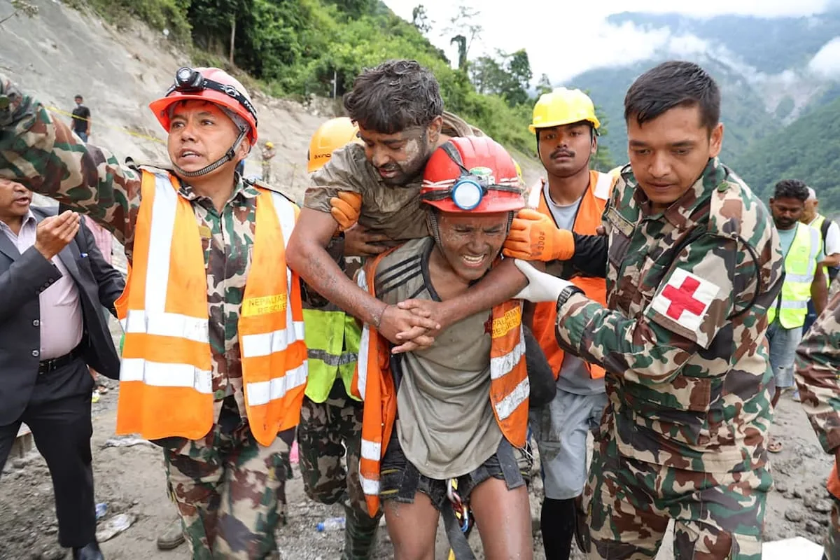 Inundaciones en Nepal: rescataron a dos trabajadores que estuvieron atrapados nueve días en un túnel hidroeléctrico