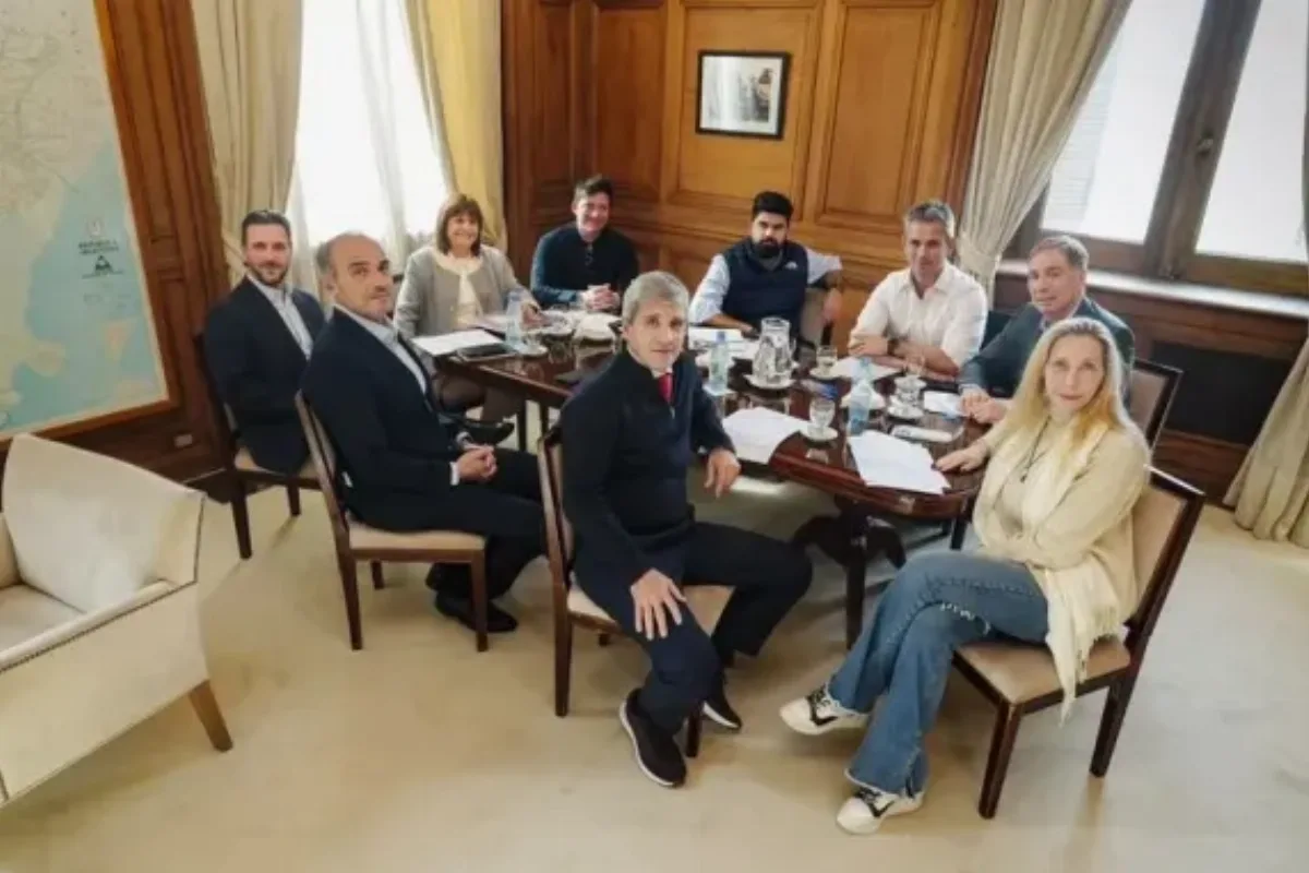 Se reunió la mesa política del Gobierno y Caputo anunciará medidas económicas este miércoles
