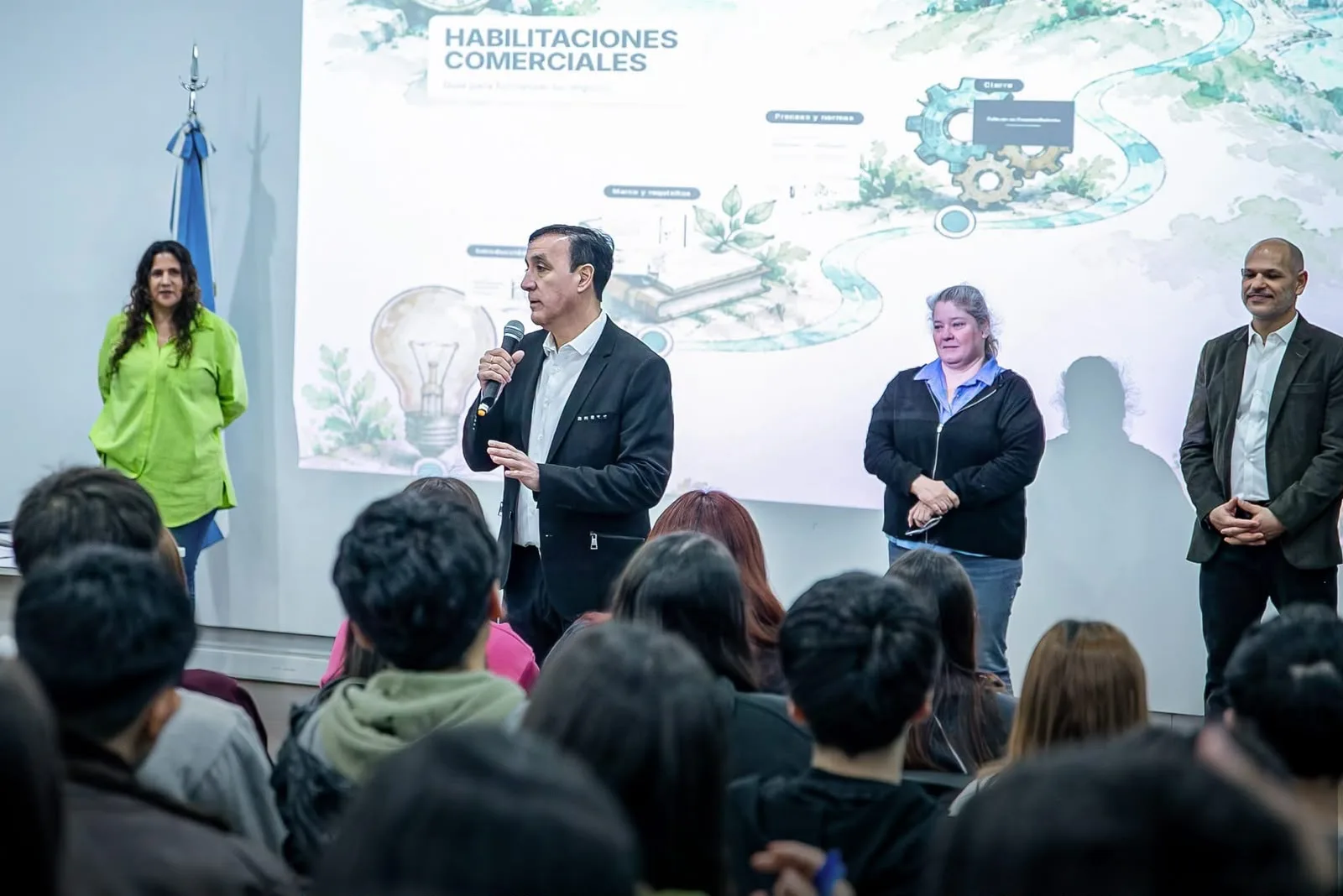 Pablo Grasso dialogó con estudiantes secundarios sobre emprendedurismo y comunicación en la UNPA