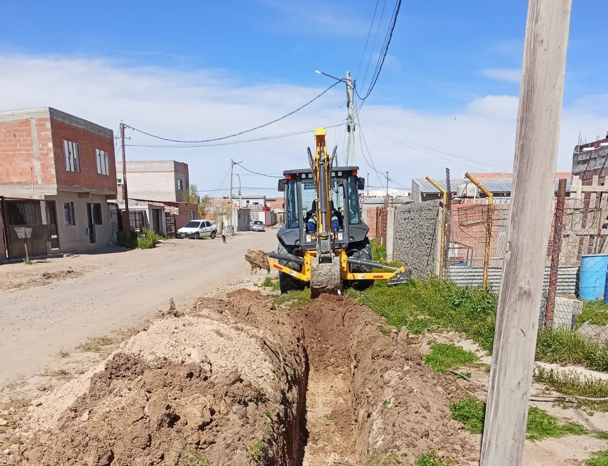 Pico Truncado: Servicios Públicos extiende la red de agua potable y mejora el servicio para decenas