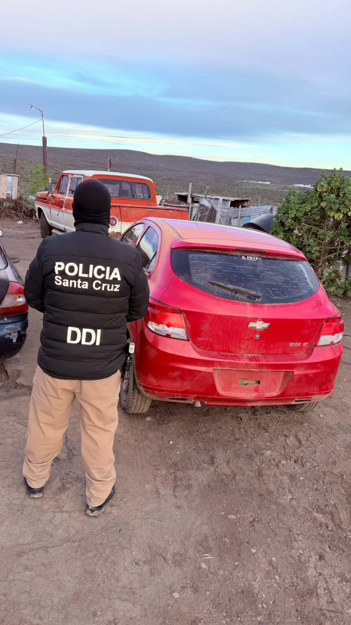 Allanaron tres domicilios en Pico Truncado y Caleta Olivia por violento asalto a un comercio