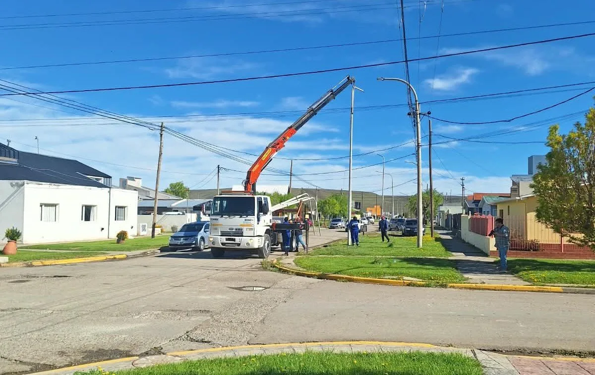 Puerto Santa Cruz: avanzan los trabajos de renovación del tendido eléctrico en calle Frank Lewis