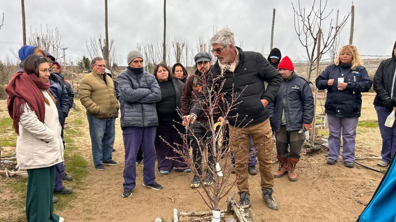 Cerraron ciclo de poda en Punto Orgánico con jornada sobre frutales y viñedos en Caleta Olivia