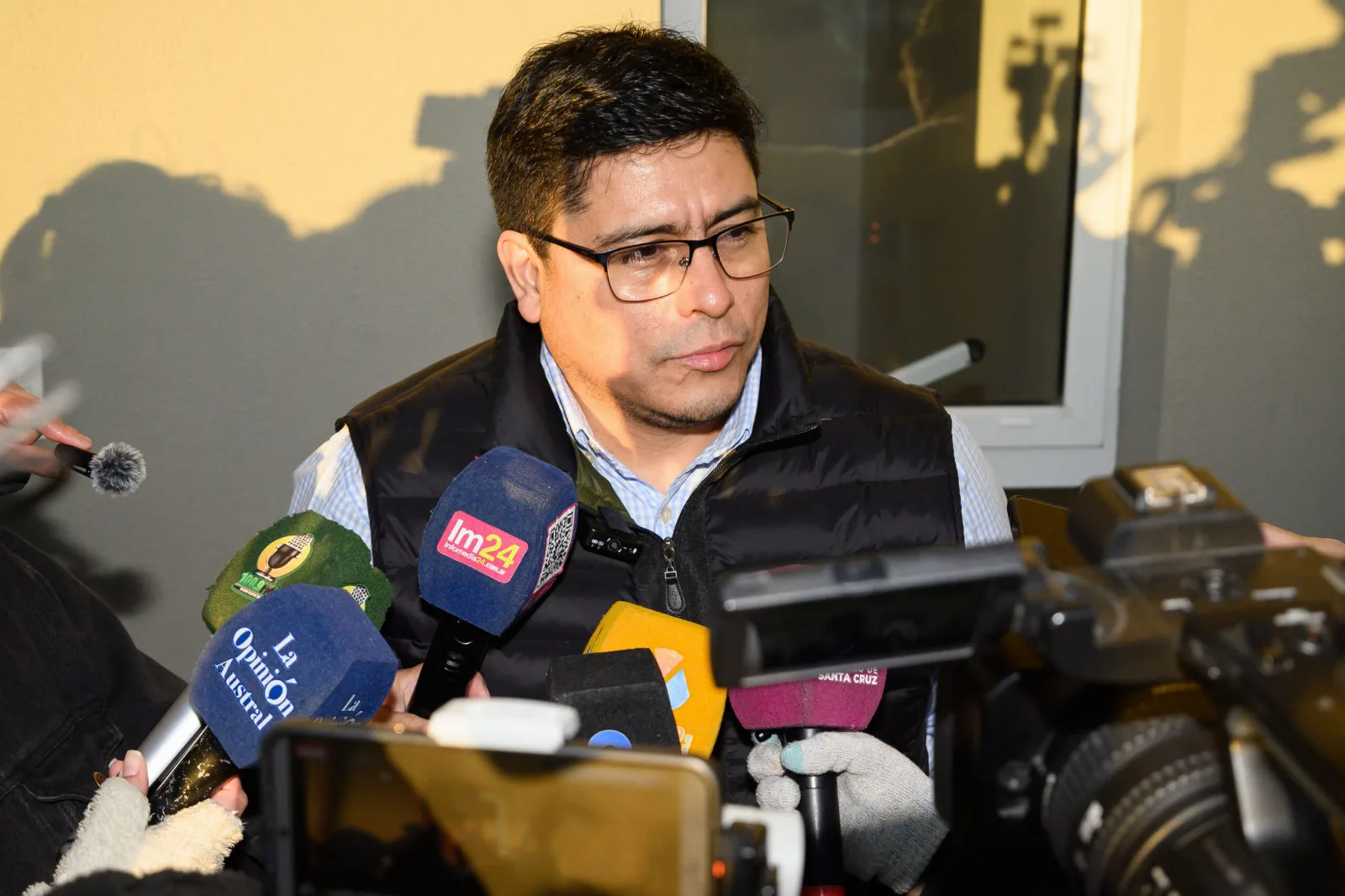 Vidal responde a críticas kirchneristas y defiende entrega de viviendas en Santa Cruz