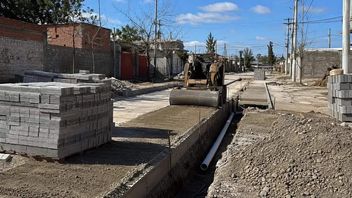 Obra de urbanización en un barrio popular con cordones nuevos y cañerías